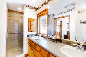 Shower, hair dryer, towels - Delightful Getaway with Free WiFi, a Wood Fireplace, Washer/Dryer, & Great Views (Estes Park)