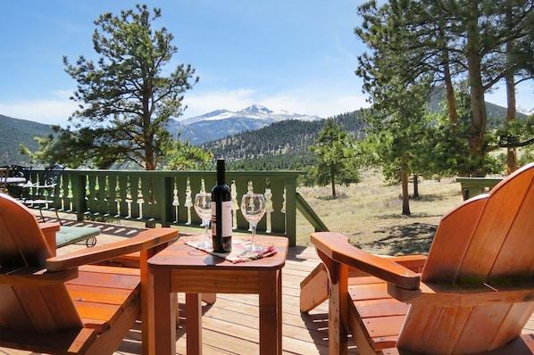 Outdoor dining - Delightful Getaway with Free WiFi, a Wood Fireplace, Washer/Dryer, & Great Views (Estes Park)