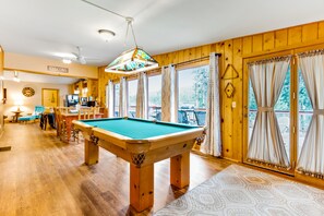 Games room - Hot Tub, Pool Table, and Dog Friendly! RIVER WATERFRONT cabin with mountain views (Estes Park)