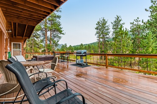 Cozy waterfront river cabin with mountain views, and a hot tub - dog friendly