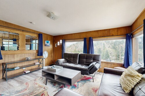 Cozy cottage with grill near river and downtown