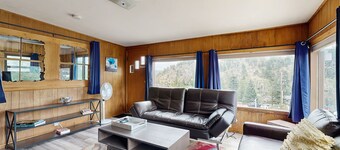 Cozy cottage with grill near river and downtown