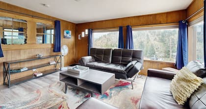 Cozy cottage with grill near river and downtown