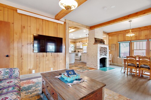 Charming cabin with full kitchen, furnished deck, & incredible views