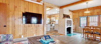 Charming cabin with full kitchen, furnished deck, & incredible views