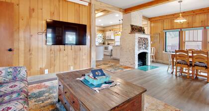 Charming cabin with full kitchen, furnished deck, & incredible views