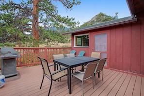 Outdoor dining - Charming cabin with full kitchen, furnished deck, & incredible views (Estes Park)