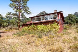 Exterior - Charming cabin with full kitchen, furnished deck, & incredible views (Estes Park)