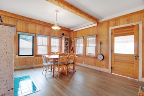 Dining - Charming cabin with full kitchen, furnished deck, & incredible views (Estes Park)