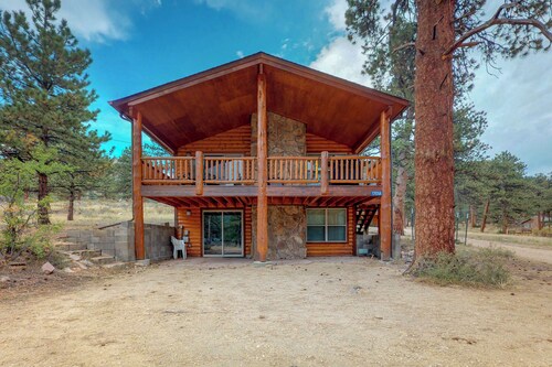 Wonderful location with full kitchen, furnished deck & mountain views
