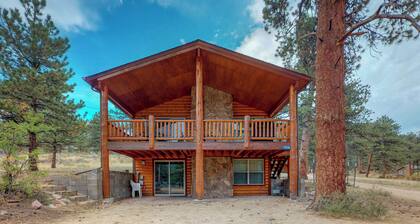 Wonderful location with full kitchen, furnished deck & mountain views