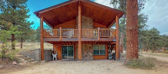 Wonderful location with full kitchen, furnished deck & mountain views
