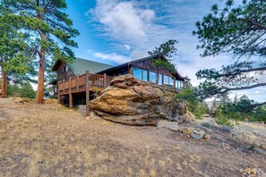 Exterior - Historic cabin with mountain views, private W/D, & furnished deck (Estes Park)