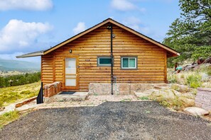 Exterior - Spectacular Rocky Mountain views with a furnished deck & gas grill (Estes Park)