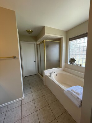 Towels, soap, toilet paper - Casa Escondida...your home away from home. Centrally located with a rural feel.. (San Antonio)