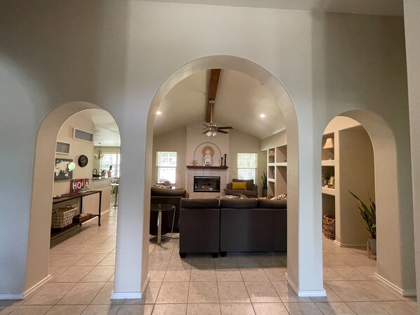 Smart TV, fireplace, DVD player, books - Casa Escondida...your home away from home. Centrally located with a rural feel.. (San Antonio)