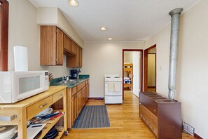 Kylskåp, mikrovågsugn, ugn och spishäll