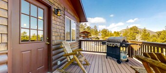 Wonderful family cabin w/stunning views, free WiFi, & full kitchen - near trails