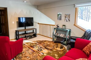 Televisión, chimenea y reproductor de DVD 