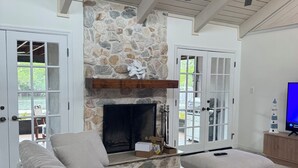 Living area - FUN Waterfront Retreat with Private boat Lift/Dock-Dine & Unwind- 3Bed/2 Ba Home (Fort Pierce)