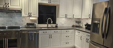 Mikroaaltouuni, uuni, liesi, astianpesukone