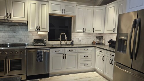 Waterfront Retreat with Private Lift-Dock, Dine and Unwind- 3 Bed 2 Bath Home