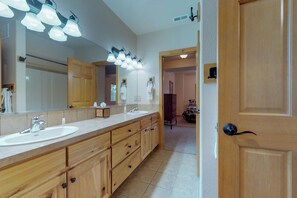 Shower, towels - Charming updated cabin with full kitchen, WiFi, central AC, fireplace & deck (Estes Park)