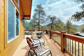 Terrace/patio - Charming updated cabin with full kitchen, WiFi, central AC, fireplace & deck (Estes Park)