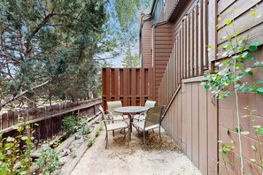 Outdoor dining - Charming condo with sunroom & patio - near golf, town & national park (Estes Park)