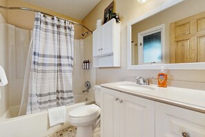 Shower, towels - Charming condo with sunroom & patio - near golf, town & national park (Estes Park)
