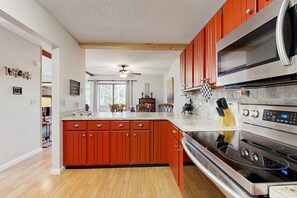 Refrigerador, microondas, horno y parrilla de estufa 