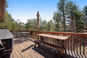 Outdoor dining - Dog-friendly, mountain-view home with deck & grill - Permit #3504 (Estes Park)