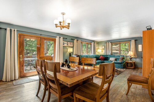 Dog-friendly, mountain-view home with deck & grill - Permit #3504