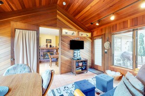 TV, fireplace, DVD player, ping pong - Spacious, dog-friendly home w/private hot tub on large deck, mtn views, & more (Estes Park)