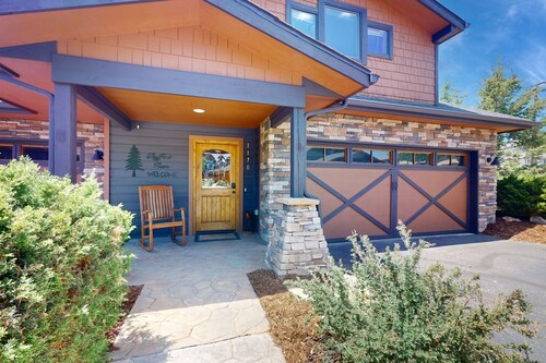 Modern home with full kitchen, patio, great location-Dogs Welcome