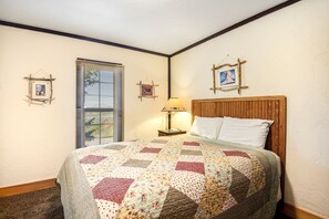 4 bedrooms, iron/ironing board, free WiFi, bed sheets - Cabin with an amazing mountain view, gas fireplace, two decks, & WiFi (Estes Park)