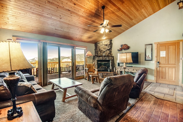 Een televisie, een open haard, een dvd-speler en boeken