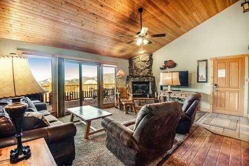 Cabin with an amazing mountain view, gas fireplace, two decks, & WiFi