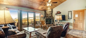 Cabin with an amazing mountain view, gas fireplace, two decks, & WiFi