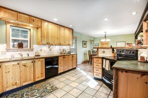 Fridge, microwave, oven, stovetop - Cabin with an amazing mountain view, gas fireplace, two decks, & WiFi (Estes Park)