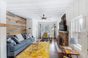TV - Renovated mountain view home with patio, grill, sauna, washer/dryer, & WiFi (Estes Park)