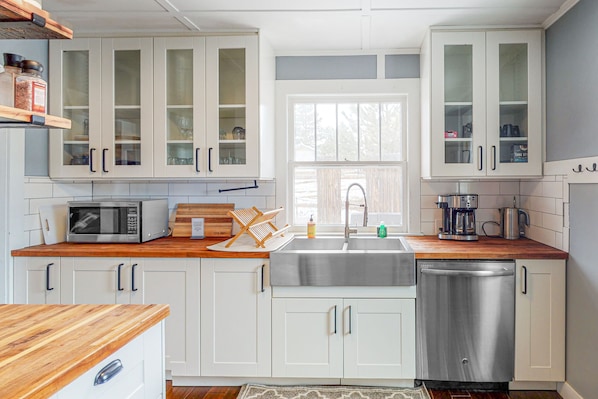 Fridge, microwave, oven, stovetop - Renovated mountain view home with patio, grill, sauna, washer/dryer, & WiFi (Estes Park)