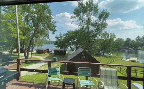  2-bedroom cabin with AC on a secluded cove of Lake Ogemaw.