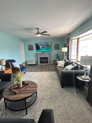 Televisión y chimenea 