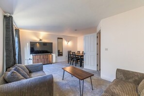 Living area - 4BR Townhouse Near Centre with Garden and Garage (Southampton)