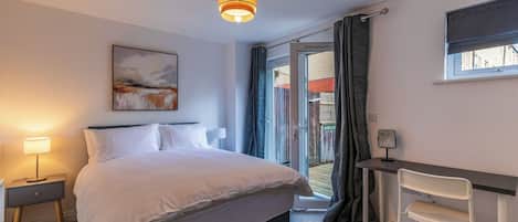 4 bedrooms, iron/ironing board, WiFi, bed sheets