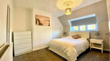 3 bedrooms, iron/ironing board, WiFi, bed sheets