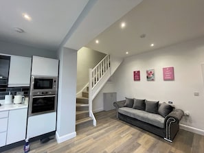 TV - Comfortable 2BR Home in Southport up to 6 guest (Southport)
