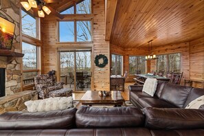 Smart TV, fireplace, video games - Peaks & Quiet Retreat - Views From Every Room and Dog Friendly (Morganton)