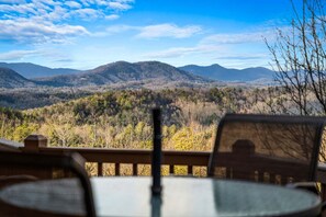 A table and chairs on a balcony overlooking a mountainous landscape. - Peaks & Quiet Retreat - Views From Every Room and Dog Friendly (Morganton)